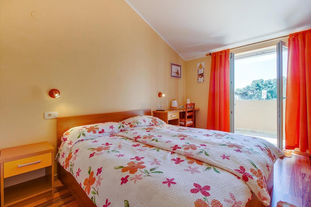 Apartments And Rooms By The Sea Nerezine, Losinj - 11815 Eksteriør billede